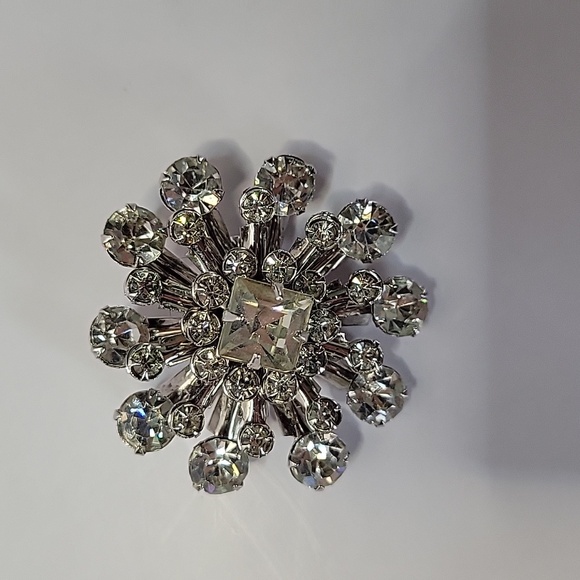Vintage starburst Swavarski crystal sweater brooch - Picture 1 of 2